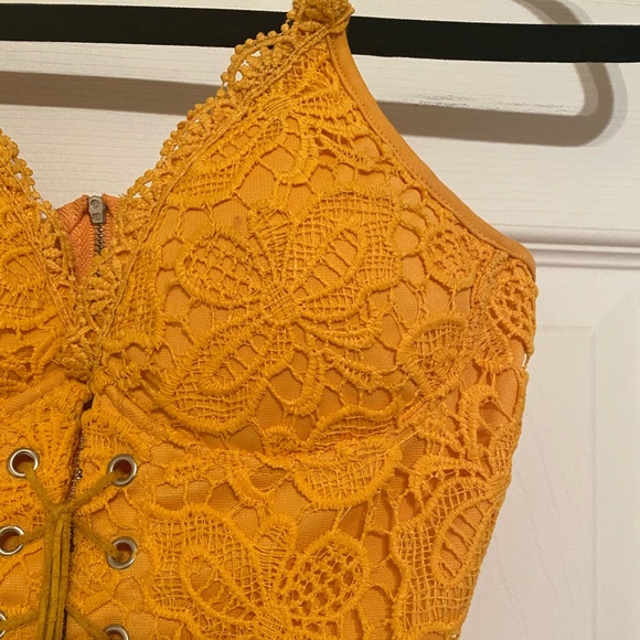 Mustard Yellow Cute Lace-Up Detail ZIP-Up Crop Top - Picture 3 of 6